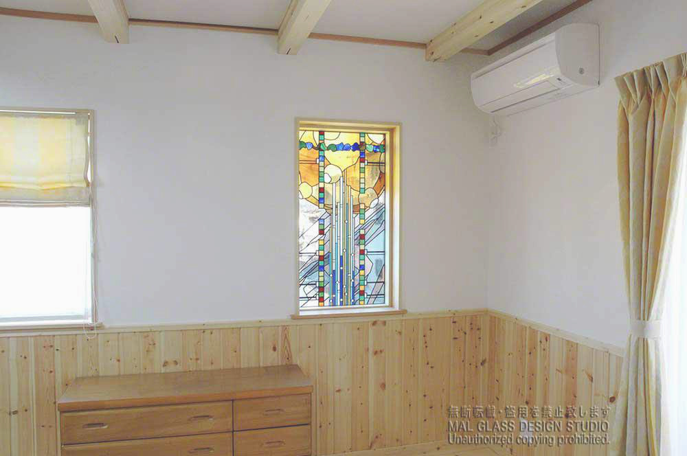 ポップなステンドグラスの施工例。謎の惑星のステンドグラス。