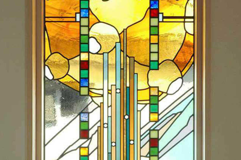 ポップなステンドグラスの施工例。黄色いアンティークガラスがきれいなステンドグラス。