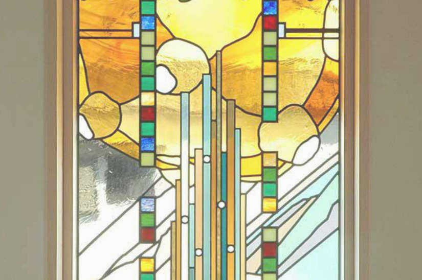 ポップなステンドグラスの施工例。黄色いアンティークガラスがきれいなステンドグラス。