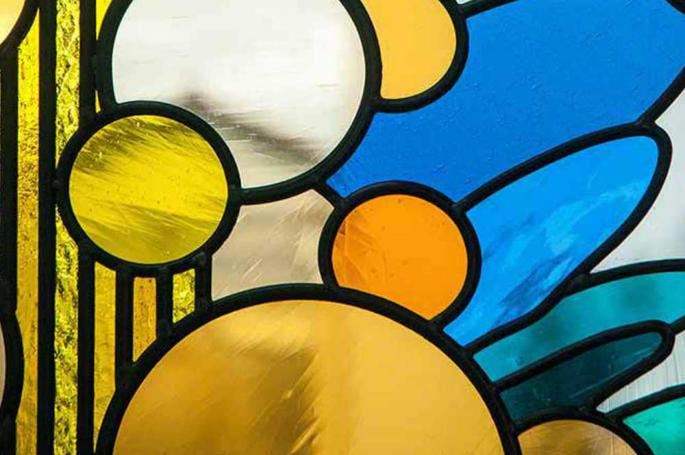 タイル状のガラスがきれいなステンドグラス。