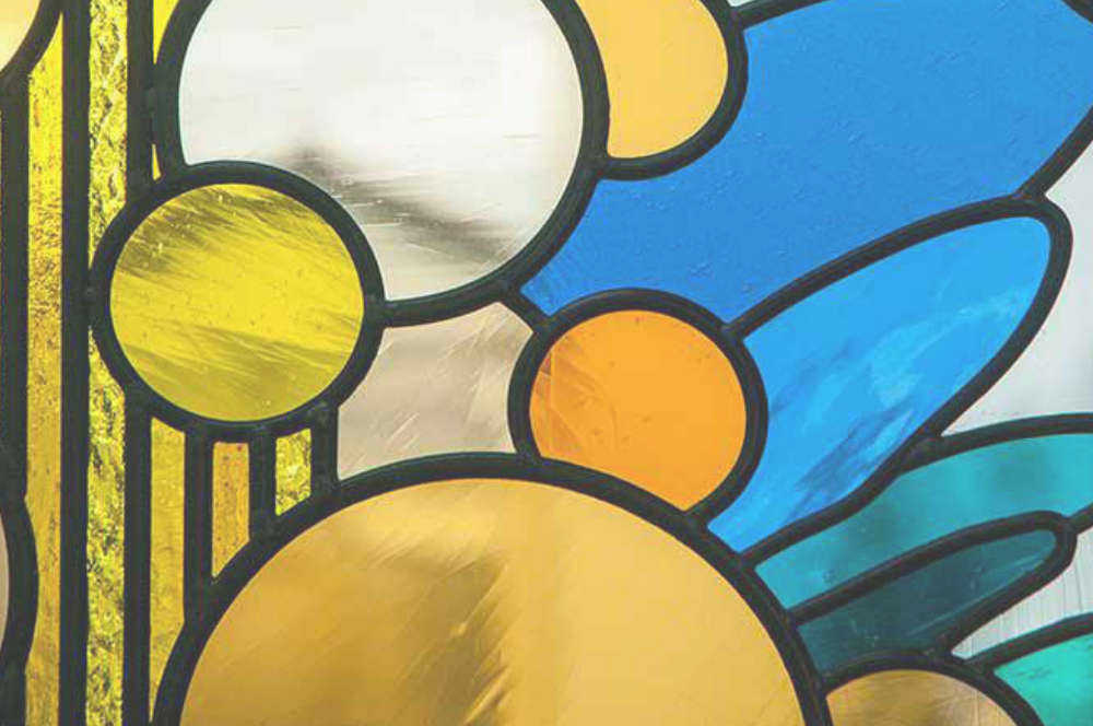 タイル状のガラスがきれいなステンドグラス。