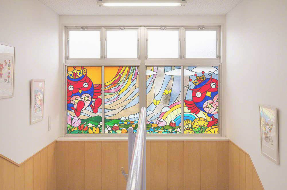保育園の階段踊り場に施工したふくろうをモチーフにしたステンドグラス。