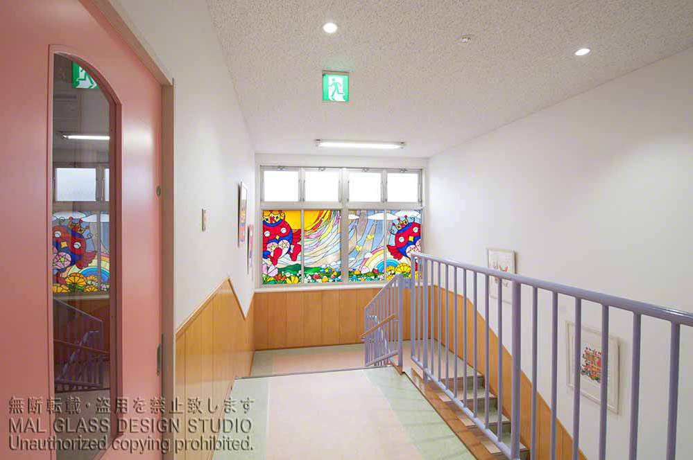 保育園の2階廊下後方から見たかわいいステンドグラス。