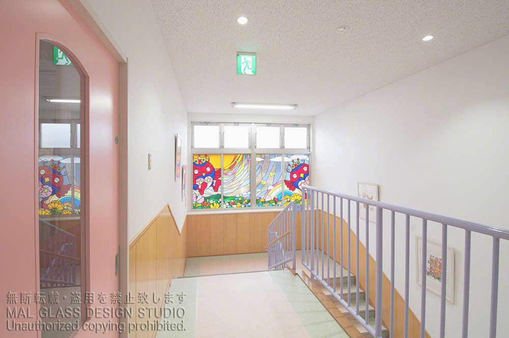 保育園の2階廊下後方から見たかわいいステンドグラス。
