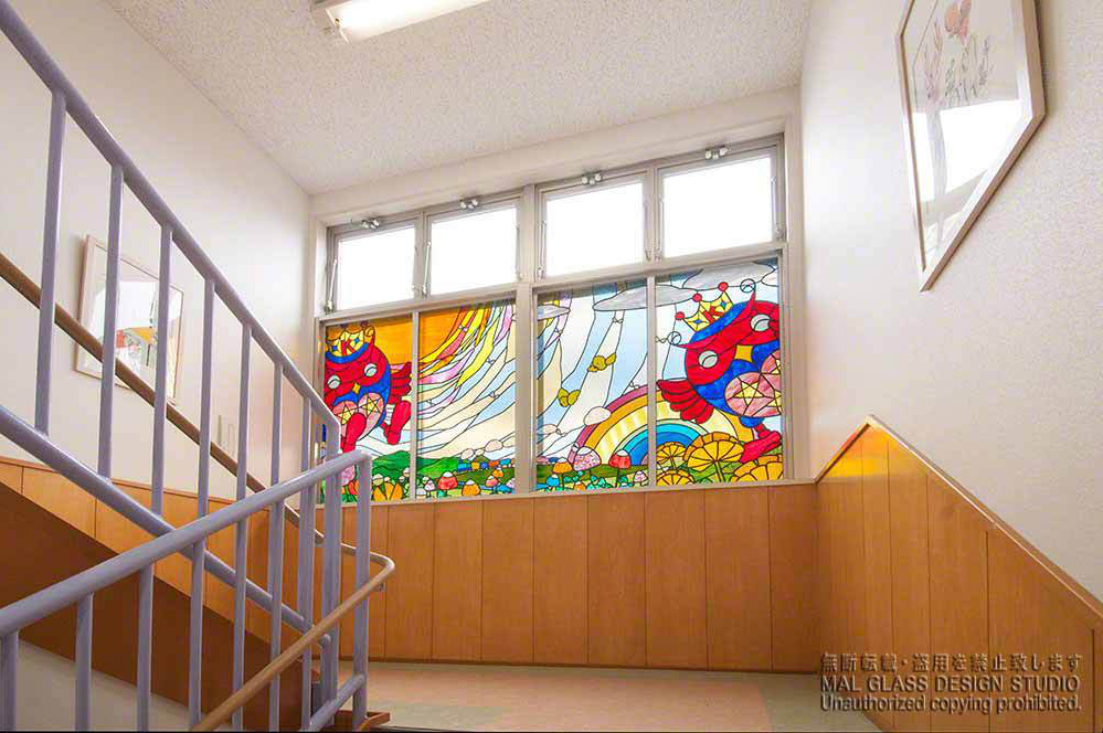 保育園の1階から見た楽しげなふくろうのステンドグラス。