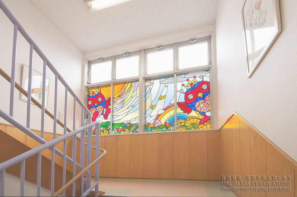 保育園の1階から見た楽しげなふくろうのステンドグラス。
