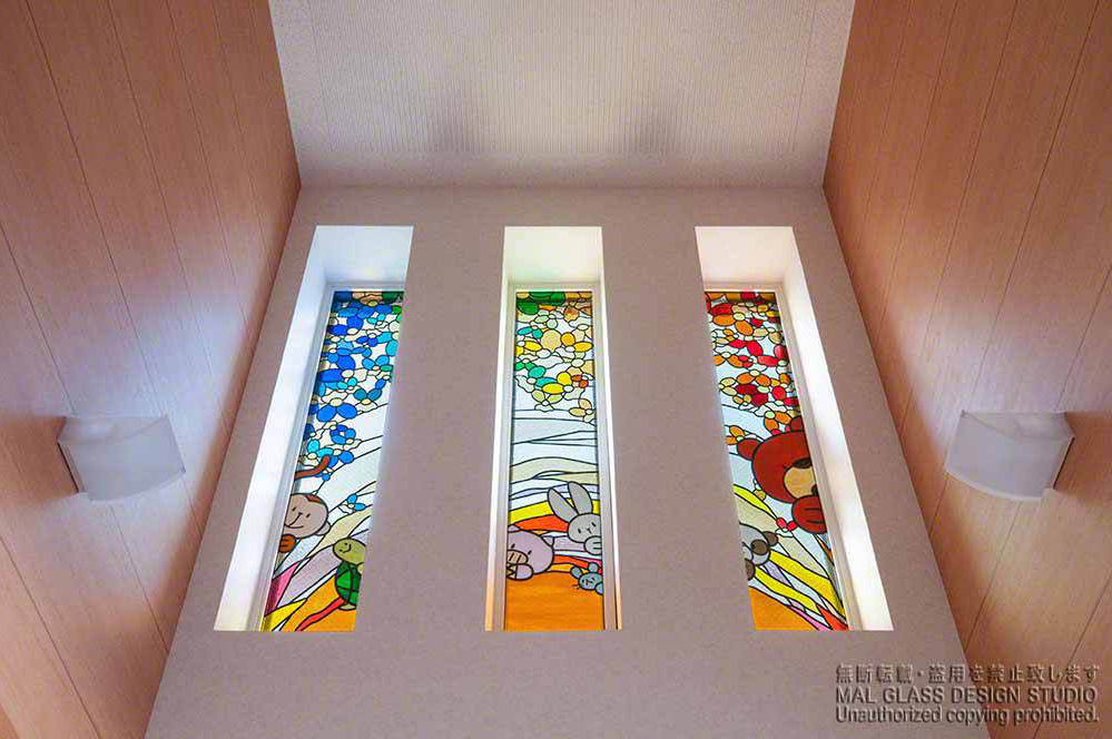 幼稚園玄関ホールに施工した、動物たちがかくれんぼをするステンドグラス。