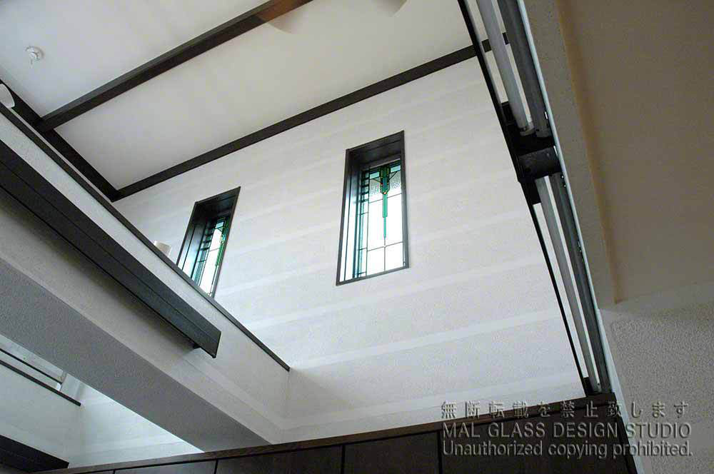 風格と気品を感じるF・L・ライト調のステンドグラス。リビングルームから見上げた様子。