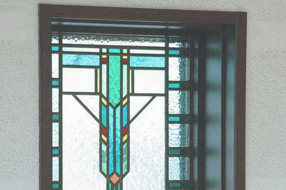 F・L・ライト調のステンドグラス。オーナメントのクローズアップ。