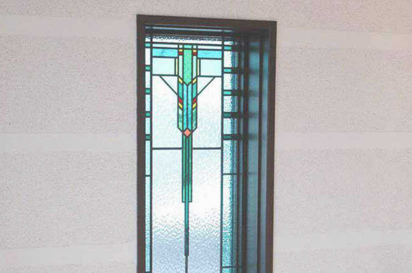 グリーンのガラスが映えるF・L・ライト調のステンドグラス。
