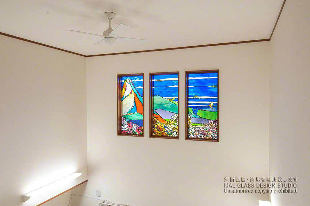 具象的なステンドグラスの施工例。山と花をモチーフにした3枚一組のステンドグラス。