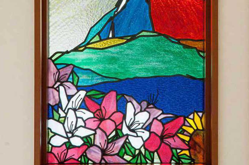 具象的なステンドグラスの施工例。サイケデリックな山とツツジのステンドグラス。