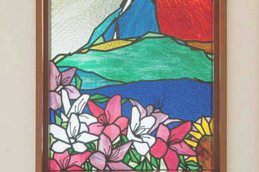具象的なステンドグラスの施工例。サイケデリックな山とツツジのステンドグラス。
