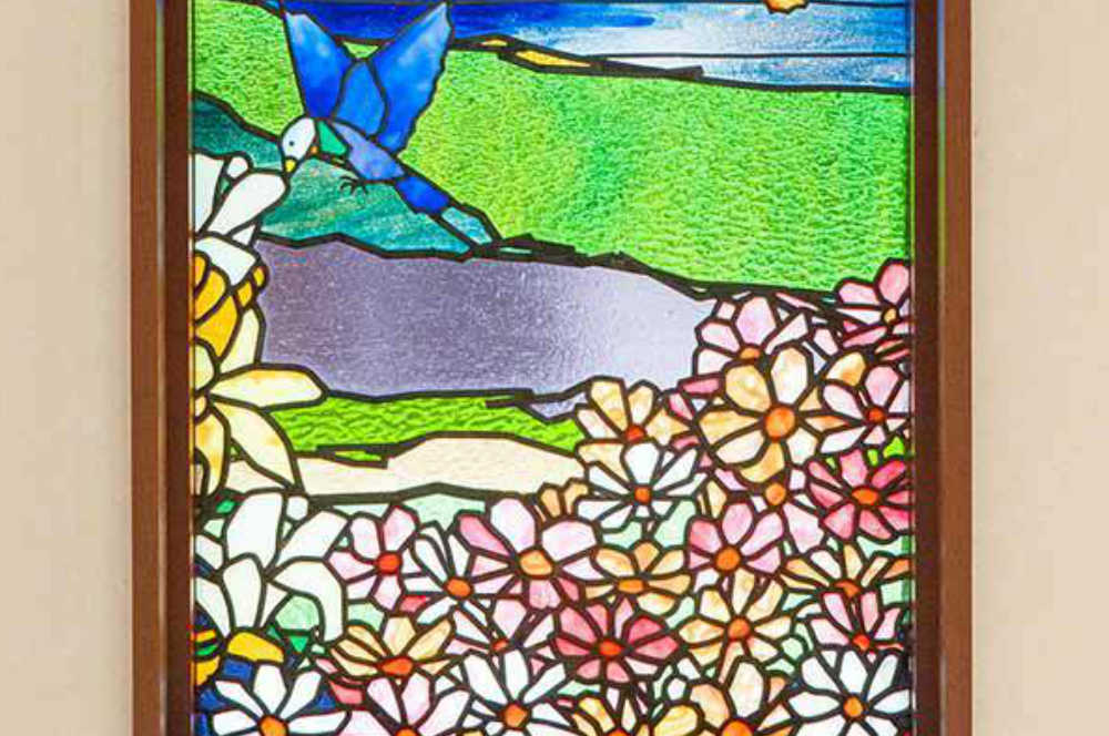 具象的なステンドグラスの施工例。コスモスと鳥のステンドグラス。