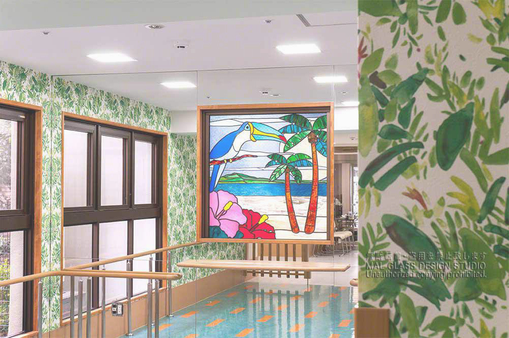 高齢者福祉施設談話室に施工した南国ムードのステンドグラス。