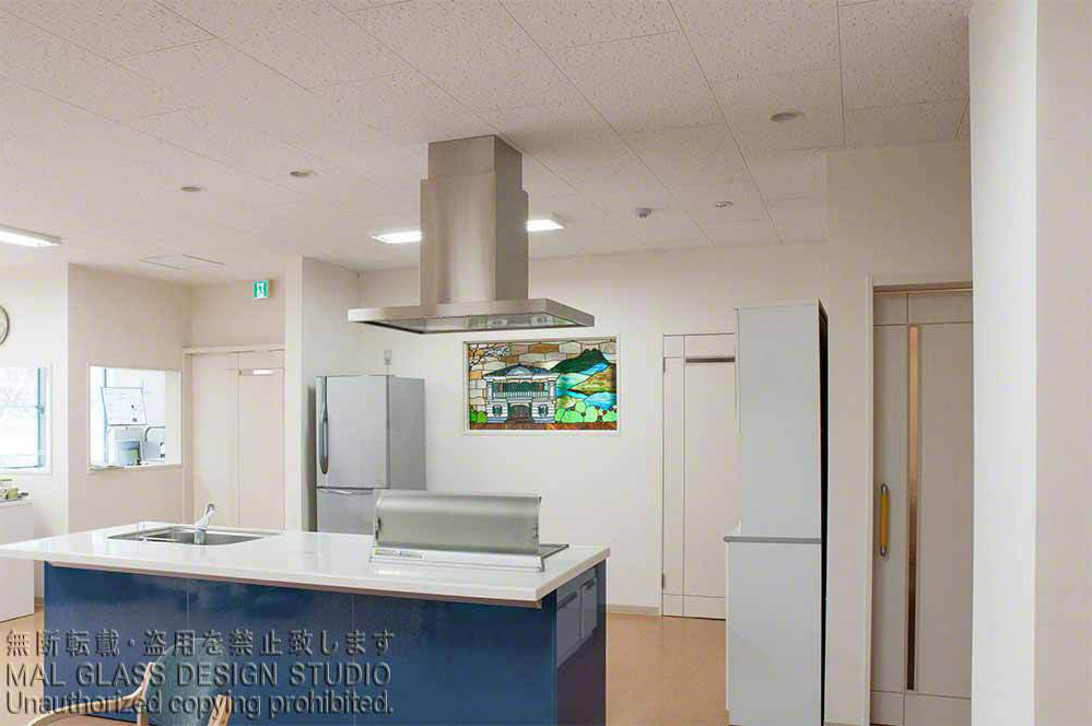 高齢者福祉施設のステンドグラス。レクレーションスペースからの全体像。