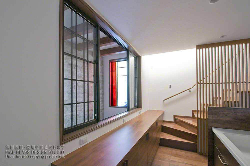 赤と透明だけのとてもシンプルなステンドグラス