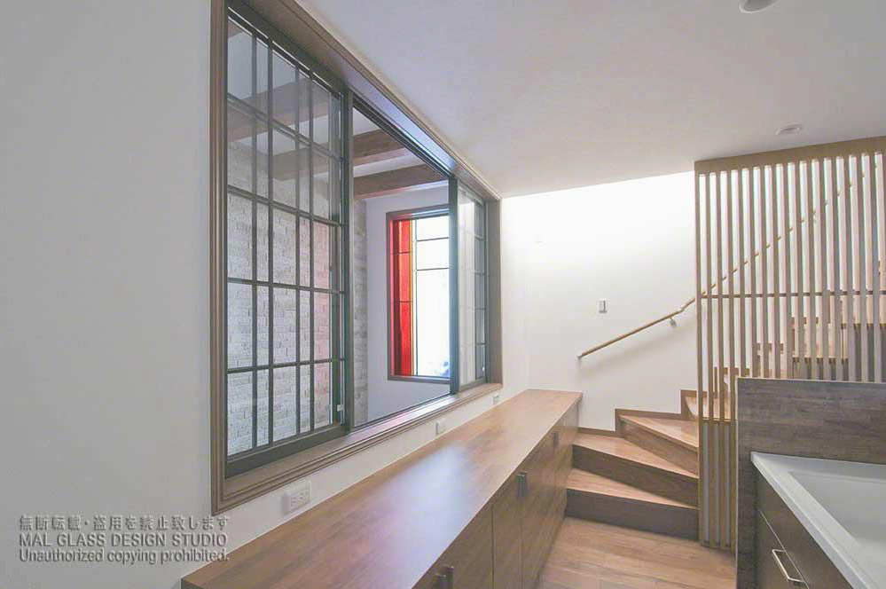 赤と透明だけのとてもシンプルなステンドグラス