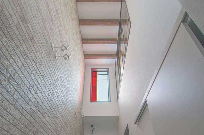 玄関から見上げたシンプルなステンドグラス。