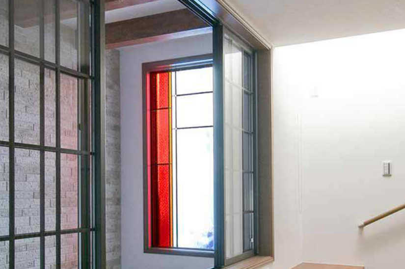 直線だけで構成されたシンプルなステンドグラス。