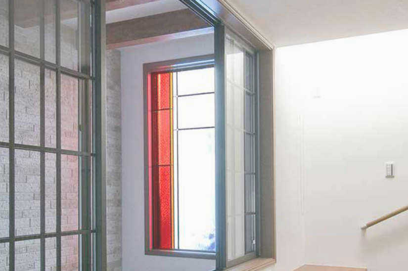 直線だけで構成されたシンプルなステンドグラス。