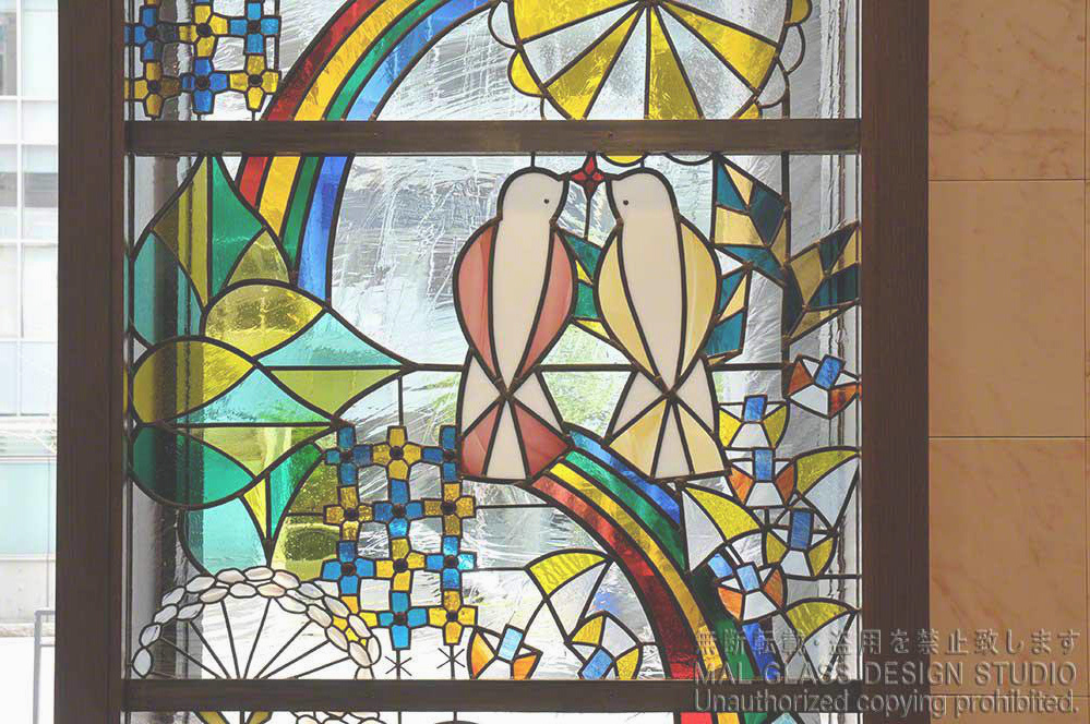 ハトをモチーフにしたステンドグラス。