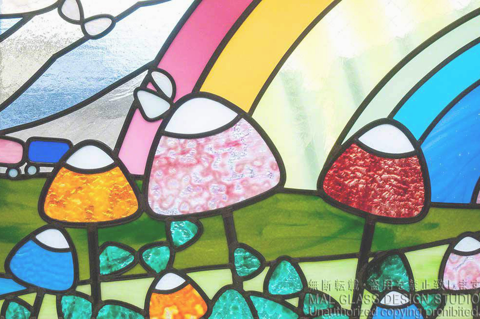 キャンディみたいなお花と虹のステンドグラスの拡大写真。