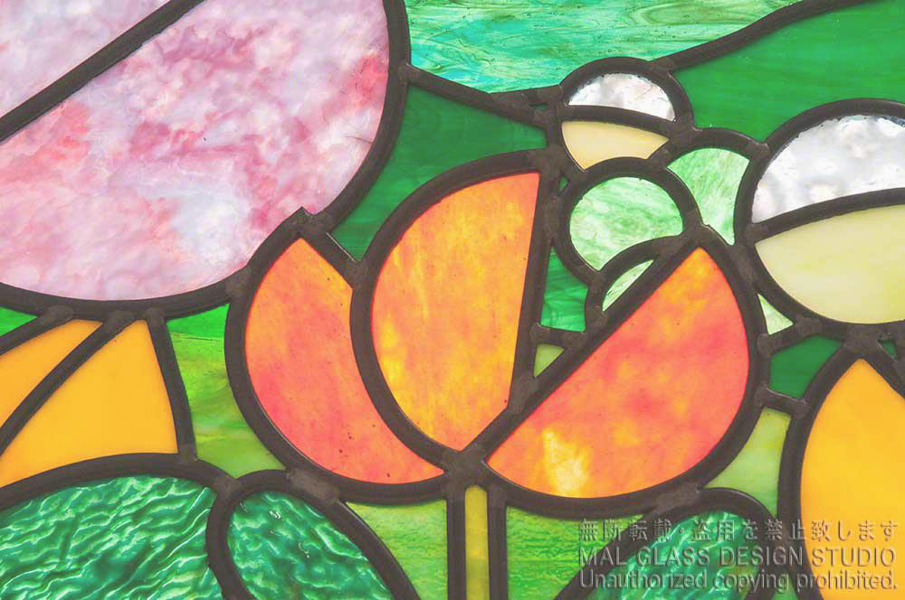 オレンジ色の陽気なお花のステンドグラス。