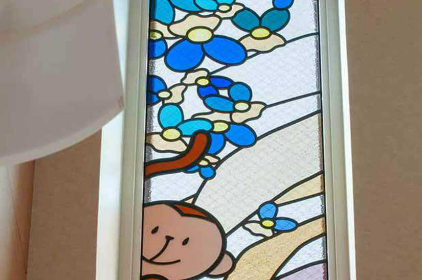 おさるとかめがかくれんぼをしているステンドグラス。