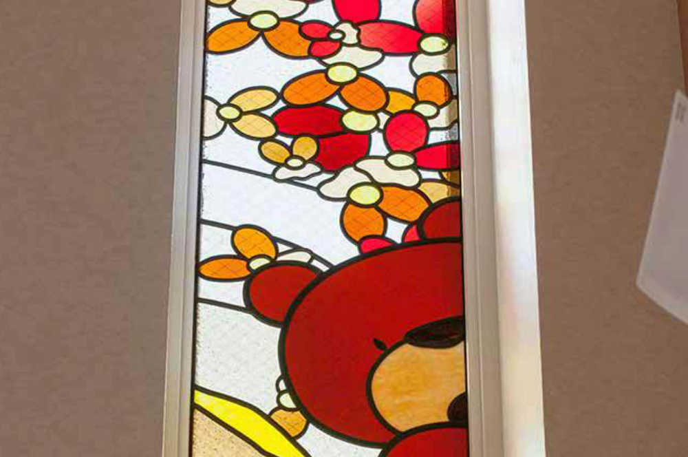 くまとパンダがかくれんぼをしているステンドグラス。