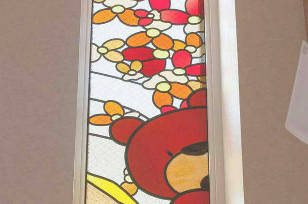 くまとパンダがかくれんぼをしているステンドグラス。