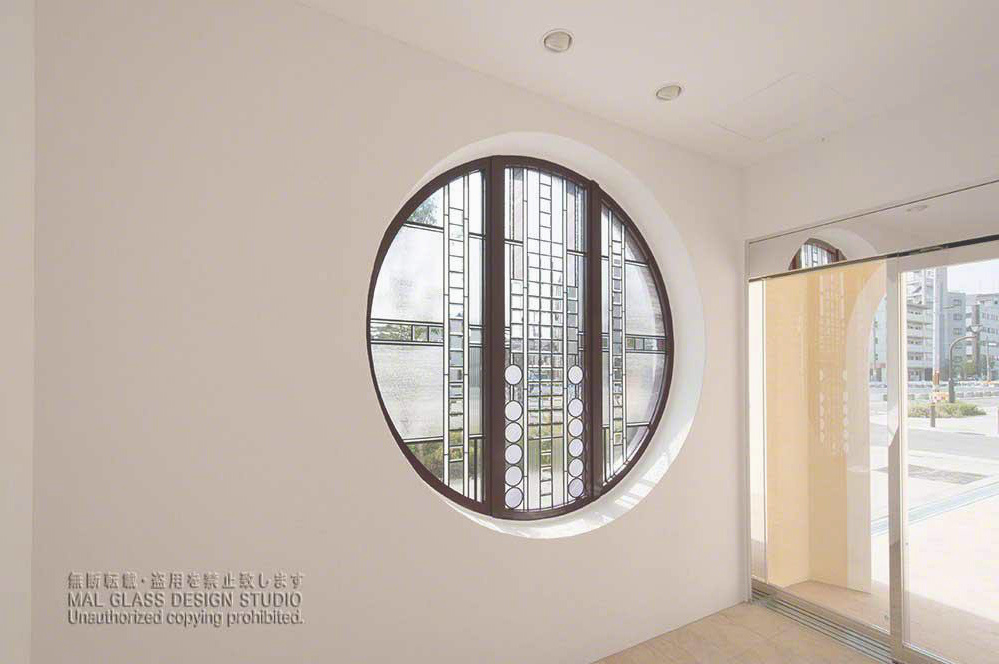 歯科医院のエントランスの大きな丸窓に施工したステンドグラス。