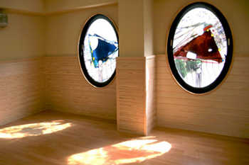 南面に施工したステンドグラスと影