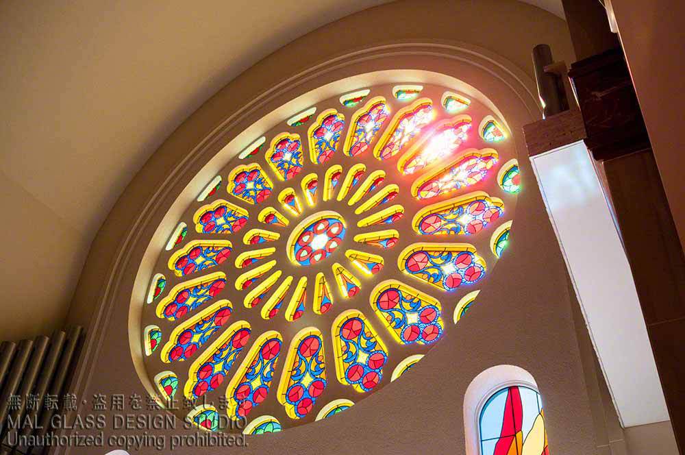 福岡県ウェディングチャペル 現代的なステンドグラスの施工例 福岡県ウェディングチャペル 現代的なステンドグラスの施工例