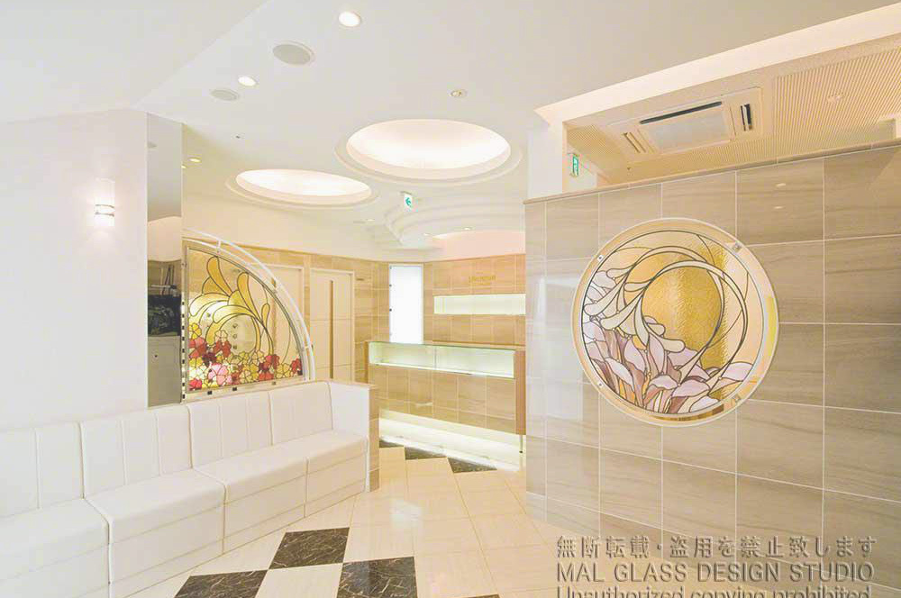 美容整形外科クリニックの待合室待合室に施工されたエレガントなステンドグラス。