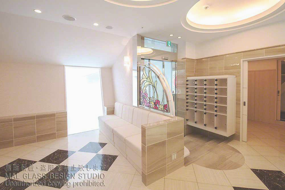 美容整形外科クリニックの玄関に施工されたエレガントな雰囲気のステンドグラス。