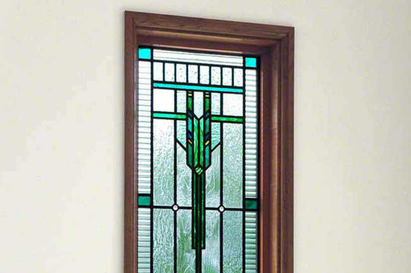 グリーンのガラスが効果的なライト調のステンドグラス。