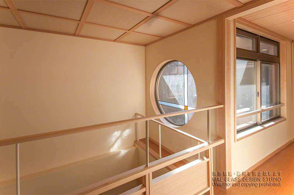 無垢の木材を使った日本建築に調和したシンプルなステンドグラス。